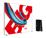 Messedisplay mit bunter Grafik – auffällige Präsentationswand für Ausstellungen Großes Messedisplay mit abstrakter roter und blauer Grafik und Transportbox