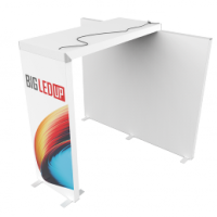 Weiße Promotiontheke mit bedrucktem Frontpaneel in buntem Design