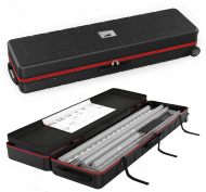 Transportkoffer für Messesysteme – robuster Koffer für Displays und Zubehör Schwarzer Transportkoffer mit roten Details, offen mit Displayteilen und Zubehör