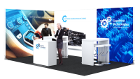 Messestand von Geardrive Technologies mit großflächiger Rückwand, Präsentationstheke und Sitzgruppen, dekoriert mit Technik- und Automotiv-Motiven