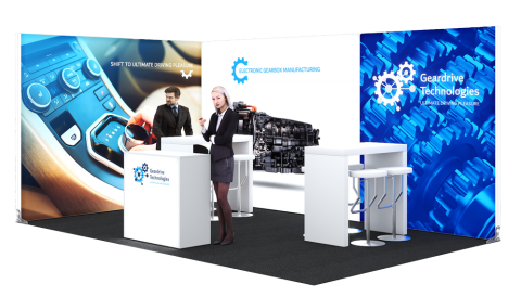 Messestand Geardrive Technologies – moderner Ausstellungsstand mit Theke und Sitzbereich Messestand von Geardrive Technologies mit großflächiger Rückwand, Präsentationstheke und Sitzgruppen, dekoriert mit Technik- und Automotiv-Motiven