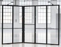 Schwarze faltbare Präsentationswand mit transparenten Flächen in einem lichtdurchfluteten Raum