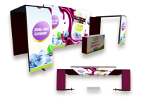 Messestand mit großflächigen Leuchtwänden im Blueberry-Design, farbigen Grafiken und einer passenden Messetheke im Vordergrund