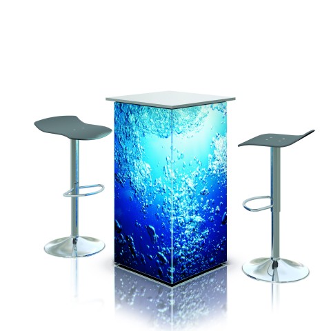 Promotiontheke mit Unterwasser-Design – mobiler Counter mit Barhockern Messetheke mit blauem Unterwasser-Motiv, kombiniert mit zwei Barhockern