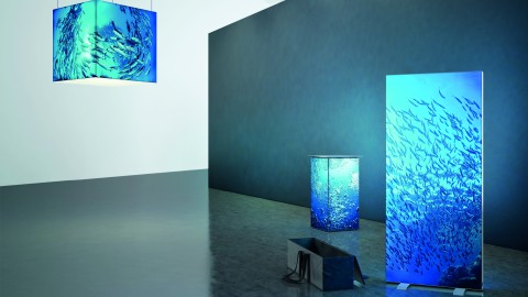 Leuchtwürfel und Leuchtstele – moderne LED-Displays mit Unterwasser-Motiv Blauer Leuchtwürfel und rechteckige Leuchtstele mit Unterwasser-Motiv in modernem Raum