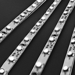 Mehrere LED-Streifen nebeneinander, Beispiel für Lichttechnik in Display- und Schaufenstersystemen