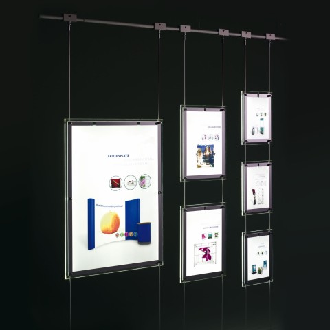 Beleuchtetes Hängesystem mit mehreren LED-Leuchtrahmen an Stahlseilen, modernes Schaufensterdisplay für Exposés und Werbematerialien