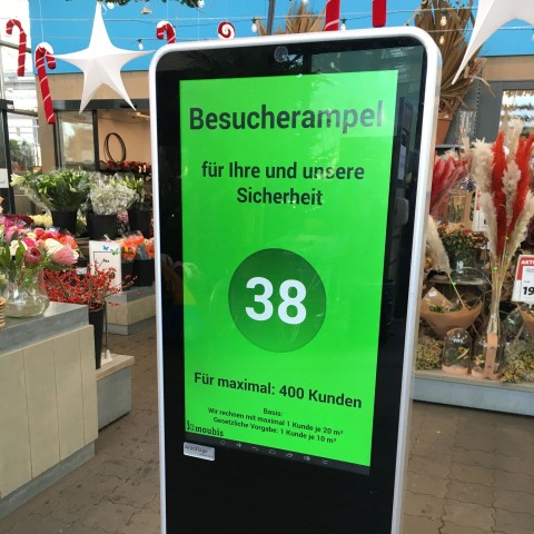 Digitale Besucherampel im Geschäft mit Blumen und Dekoration, zeigt aktuell 38 Besucher