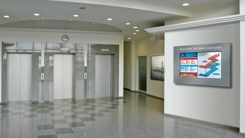 Eingangsbereich mit Aufzügen und Besucherinformation Moderner Eingangsbereich mit drei Aufzügen und elektronischer Besucherinformation