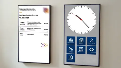 Digitales schwarzes Brett mit Speiseplan Digitales schwarzes Brett mit Speiseplan und Uhranzeige.