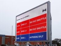 Elektronische Anzeigetafel mit Zugzeiten nach Niebüll. Spuren und Zeiten für DB Sylt Shuttle und Autozug Sylt.