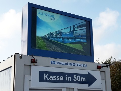 Digitales Outdoor Display zeigt Werbung am Autoreisezug Sylt