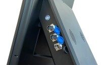 Seitenansicht eines schwarzen Metallkastens mit blauen USB-Anschlüssen und Lüftungsschlitzen.