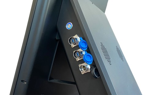 Seitenansicht eines schwarzen Metallkastens mit blauen USB-Anschlüssen und Lüftungsschlitzen.