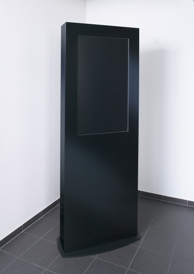 Schwarze digitale Werbestele mit Glasfront in einer Ecke eines Raumes.