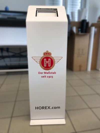 Logo HOREX auf einem weißen Stand, mit rotem Logo und Text 