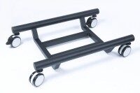 Ein schwarzer Zubehör-Rollwagen mit vier weißen Rollen auf weißem Hintergrund.
