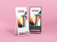 Mobile Digital Signage Aufsteller – Werbedisplays in Schwarz und Weiß Zwei mobile Digital Signage Displays im Hochformat, in Schwarz und Weiß, mit DIGI UP Logo und farbenfrohem Motiv auf rosa Hintergrund