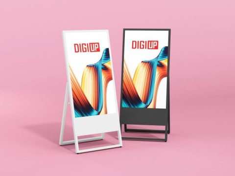 Zwei mobile Digital Signage Displays im Hochformat, in Schwarz und Weiß, mit DIGI UP Logo und farbenfrohem Motiv auf rosa Hintergrund