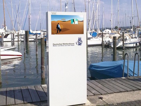 Outdoor Digital Signage Stele am Hafen