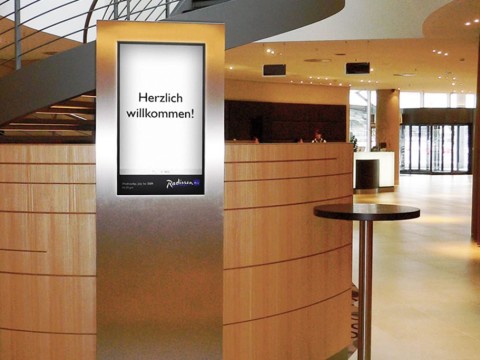 Digitale Indoor-Stele im Radisson Airport Hotel mit Begrüßungsanzeige