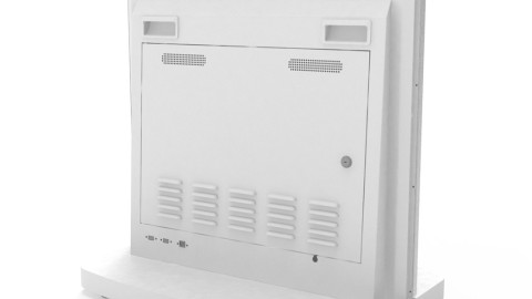 Rückansicht einer freistehenden weißen Werbestele mit Belüftungsschlitzen und Tür