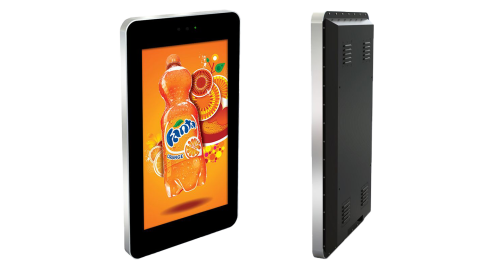 Digitales Display mit Fanta-Orange-Werbung, Flasche und Orangen im Hintergrund.