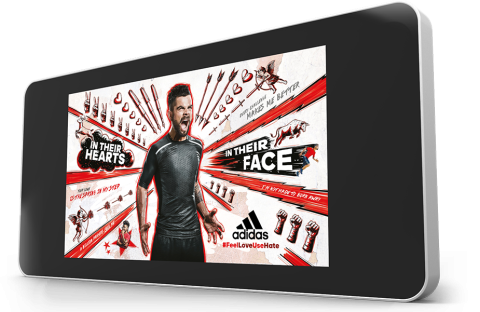 Ein Plakat mit einem Spieler in einem adidas-Trikot, umgeben von roten und weißen Grafiken, mit dem Slogan 'In their hearts, in their face'. Links Text 'Stronger in 2023'.