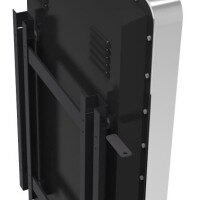 Rückseite eines schwarzen Metallkastens mit einer Halterungsstruktur.