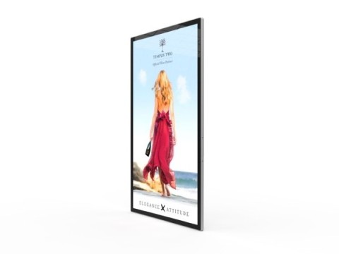 Digital Signage Display Modewerbung – Fashion-Kampagne am POS Digital Signage Display mit Modewerbung einer Frau im roten Kleid am Strand, eingesetzt im Einzelhandel