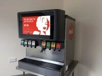 Digital Signage Getränkeautomat – Werbedisplay mit Coca-Cola Automat Getränkeautomat mit integriertem Digital Signage Display, zeigt Coca-Cola Werbung und Auswahl an Softdrinks