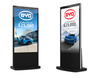 Digitale Werbedisplays 65 Zoll – freistehende Digital Stelen für Automobilwerbung Zwei freistehende digitale Werbedisplays in 65 Zoll mit BYD Automobilwerbung für Elektrofahrzeuge, Preisangabe und Fahrzeugabbildung