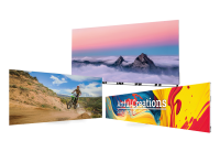 Drei Videowände mit unterschiedlichen Inhalten: Landschaftspanorama, Motocross-Sportaufnahme und bunte Werbegrafik