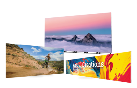 Drei Videowände mit unterschiedlichen Inhalten: Landschaftspanorama, Motocross-Sportaufnahme und bunte Werbegrafik