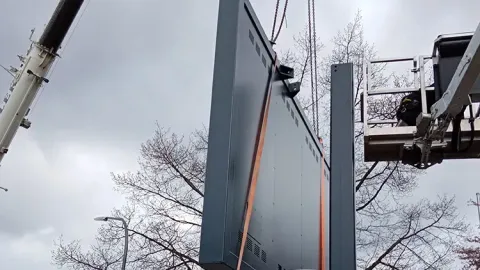 Installation eines großen digitalen Werbedisplays mit einem Kran