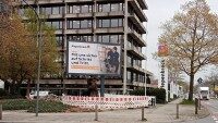 Fassade eines Bürogebäudes mit Werbeplakat von Peppenhorst: 