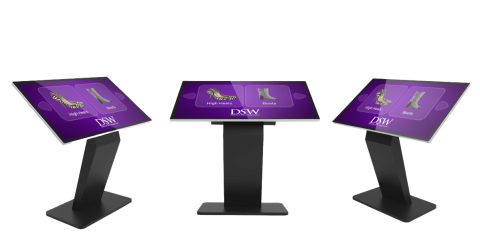 Drei schwarze Touchscreen-Kiosks mit lila Benutzeroberfläche, zeigen eine Auswahl zwischen High Heels und Boots, geeignet für Einzelhandel und Präsentationen