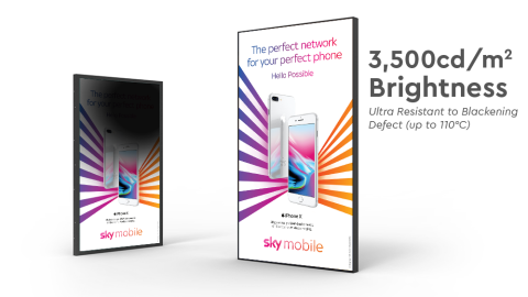 Zwei High Brightness Window Displays mit Smartphone-Werbung, 3.500 cd/m² Helligkeit, speziell für Schaufenster bei direkter Sonneneinstrahlung