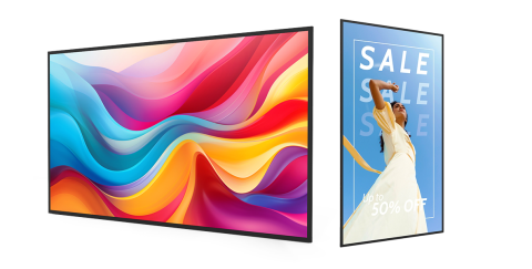 Zwei professionelle Digital Signage Monitore, links im Querformat mit farbintensivem Design, rechts im Hochformat mit SALE-Werbung für Modeangebote