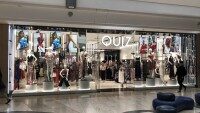 Schaufenster der Marke Quiz im Einkaufszentrum Schaufenster der Marke Quiz in einem Einkaufszentrum mit diversen Kleidungsstücken