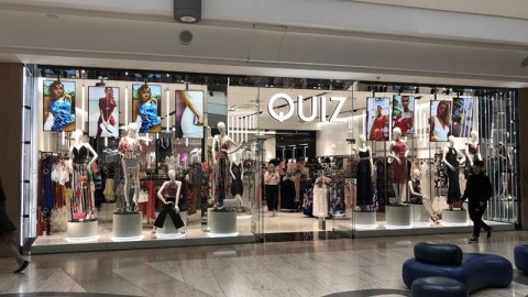 Schaufenster der Marke Quiz in einem Einkaufszentrum mit diversen Kleidungsstücken