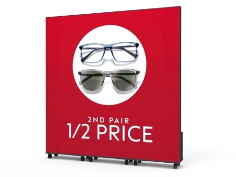LED Indoor Stele mit 2 Modulen, Werbeplakat für Brillen. Abgebildet sind zwei Brillen mit dem Text „2nd Pair 1/2 Price“ auf rotem Hintergrund.