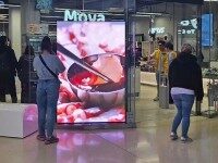 Indoor LED Stele zeigt Food-Werbung vor einem koreanischen Supermarkt, Digital Signage für den Einzelhandel