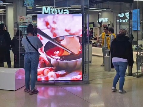 Indoor LED Stele zeigt Food-Werbung vor einem koreanischen Supermarkt, Digital Signage für den Einzelhandel