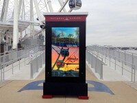 Werbeschild am National Harbor mit Riesenradfoto Werbeschild am National Harbor mit Foto eines Riesenrads und dem Text