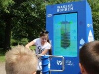 Outdoor Digital Signage Stele „Wasser Bohren“ – Neven Subotic Stiftung Outdoor-Digital Signage Stele mit interaktivem Display zum Thema Wasser Bohren, Kinder an Pumpe, Neven Subotic Stiftung