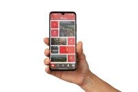 Hand hält ein Smartphone mit geöffneter Gemeinde App, mehrere Funktionen sichtbar
