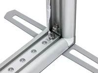 Detailansicht einer Aluminium-Eckverbindung mit Bodenbefestigung für stabile Gehäusekonstruktionen