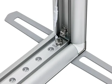 Detailansicht einer Aluminium-Eckverbindung mit Bodenbefestigung für stabile Gehäusekonstruktionen