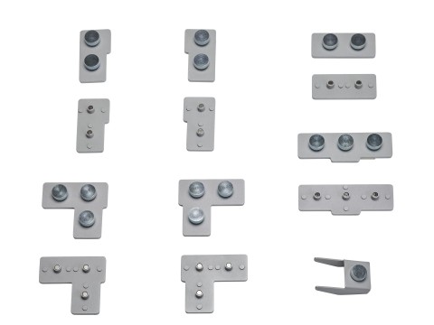 Verschiedene silberne Verbindungselemente und Halterungen zur Montage von Expolinc Rahmensystemen